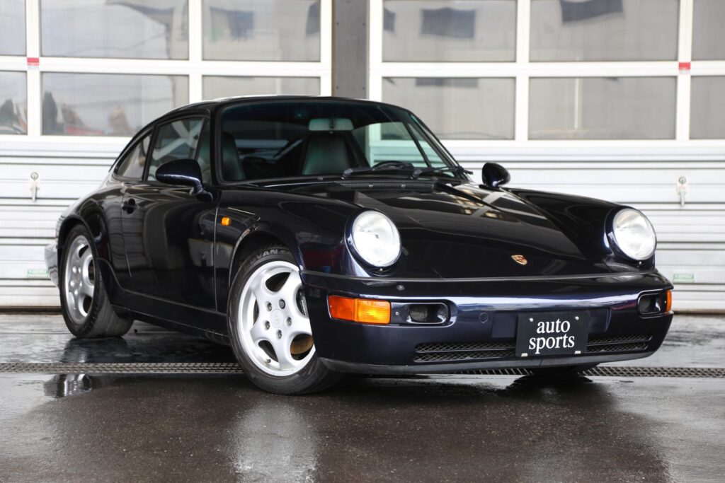 色気と迫力を両立。ミッドナイトブルーの964カレラ2入庫！