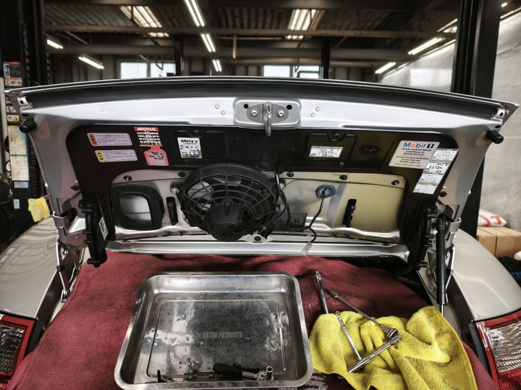 ポルシェ997カレラのリアスポイラー異音修理